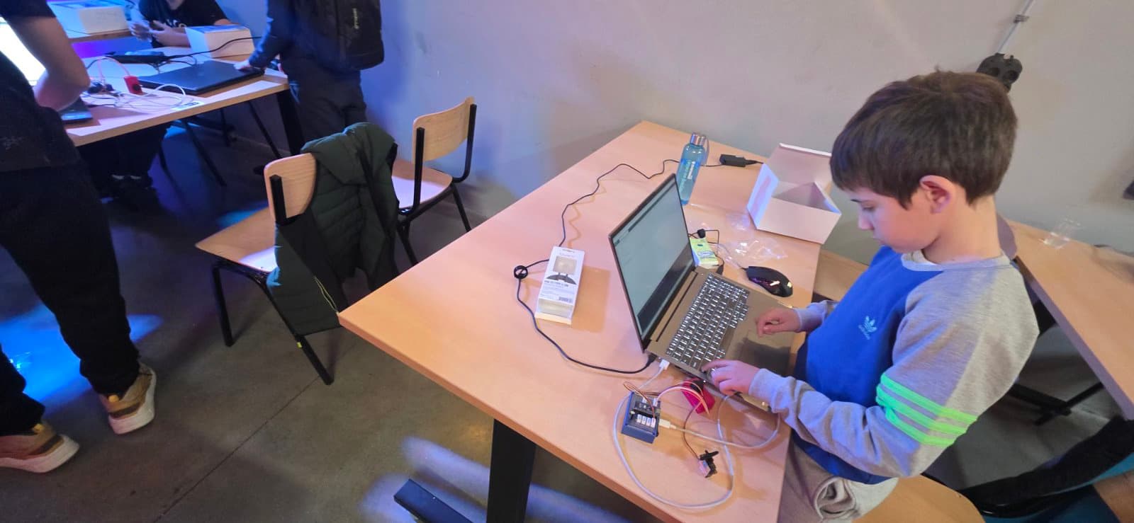 Ученик пишува код на работилница